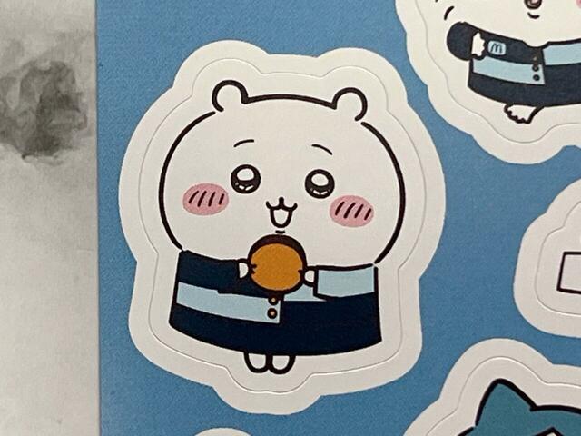 目を輝かせながらハンバーガーを頬張るちいかわ。休憩中なのでしょうか…かわいい…