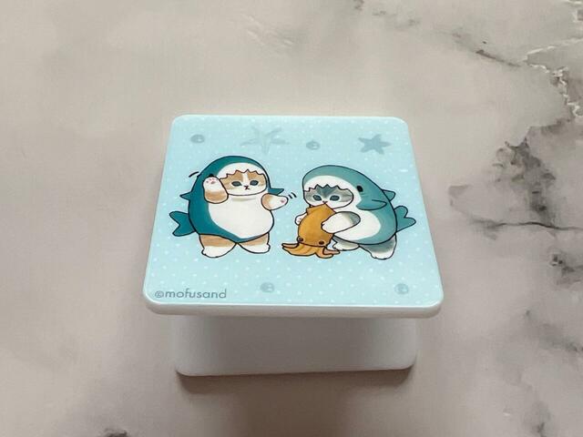 両面にイラスト入りのリバーシブル仕様！こちらの面はスタンドにできる面です