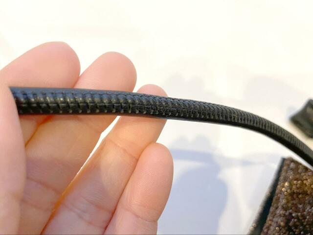 【ナノ・ユニバース ラメ巾着ショルダーバッグ】ショルダーストラップは最長122cm。安っぽくなくしっかりした素材感です