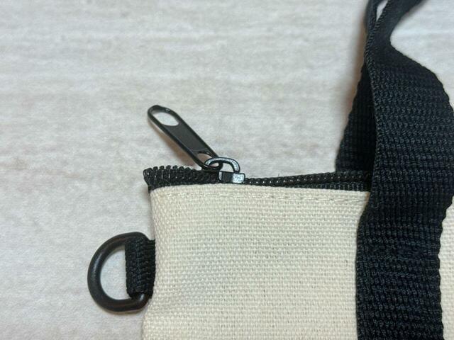 ファスナーで開閉する仕様