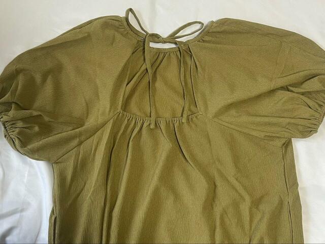 【coca レディースワンピース】背中はブラジャーのホックあたりの位置まで開いています。実際に着てみると…→