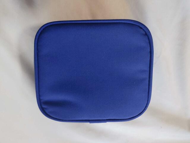 裏面はシンプルな無地