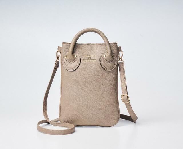  『YOUNG & OLSEN The DRYGOODS STORE スマホショルダーBAG BOOK TAUPE ver.』　2,739円(税込)