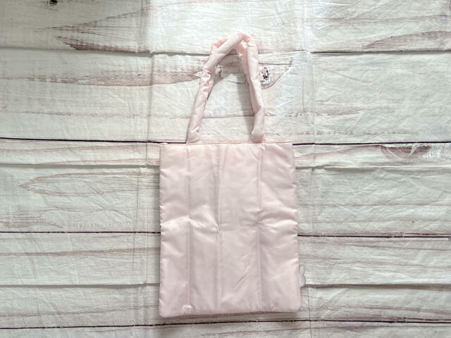 バックは装飾がないシンプルなデザイン