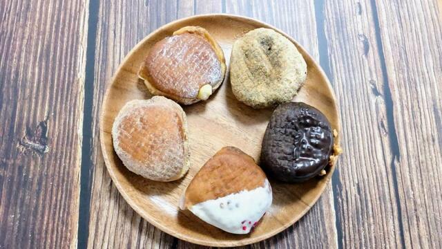 生ドーナツの1個のサイズは約9ｘ7ｘ3～4cmほど、1個の重さは60～110g【パティスリー「Strasbourg（ストラスブール）」日本大通り店】