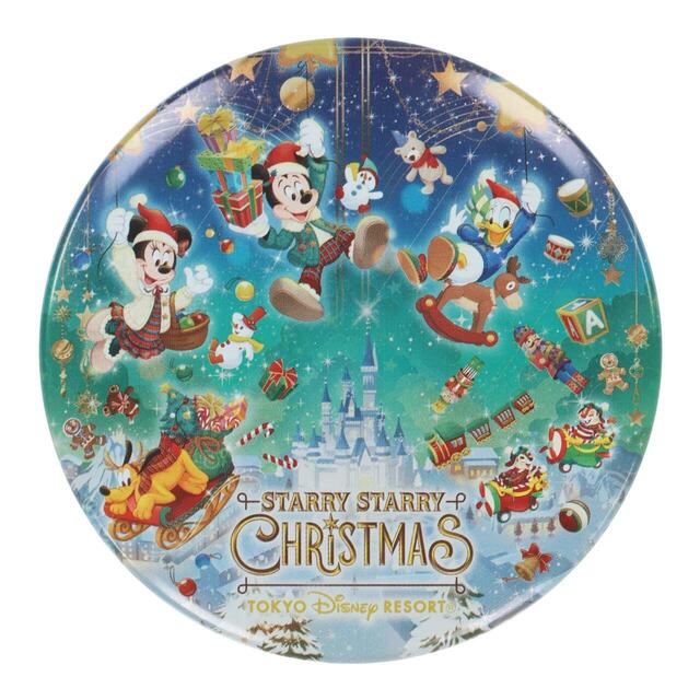 カンバッジ 600円｜東京ディズニーリゾート「ディズニー・クリスマス」スペシャルグッズ｜販売店舗：東京ディズニーランド「ディズニー＆カンパニー」、東京ディズニーシー「ガッレーリア・ディズニー」｜発売日：2026年11月10日(火)