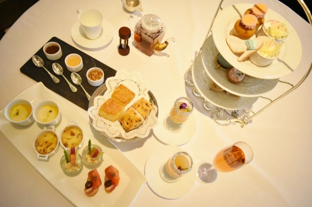 次々と運ばれてくるアフタヌーンティー