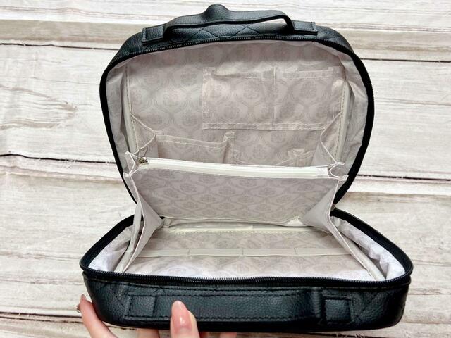 【nanakoななこがさらに本気で作った leur charme COSME POUCH BOOK BLACK】ガバッと大きく開く仕様なので、中が見やすい！
