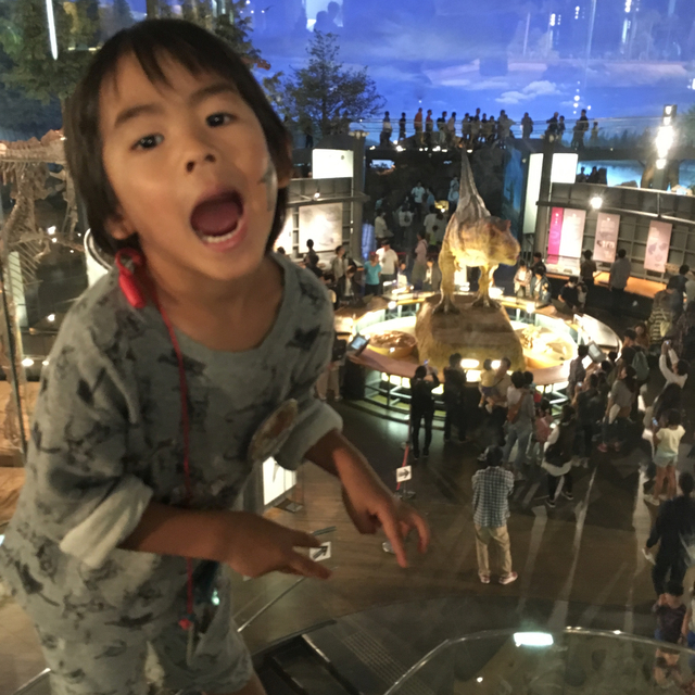 ティラノサウルスになりきり！｜福井県立恐竜博物館