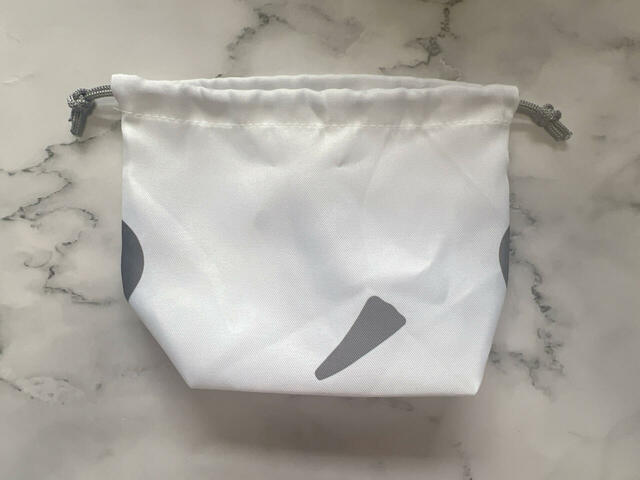 なんとバックは後ろ姿になっています…！