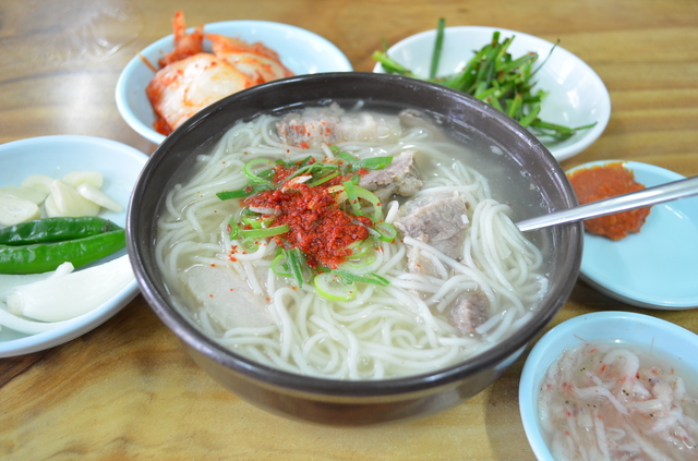 『ハルメチッ』のククス4500ウォン。ごはんのかわりに麺が入っている