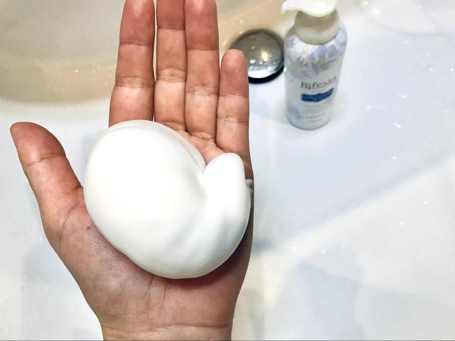 ビフェスタ　炭酸泡洗顔／濃厚な炭酸泡