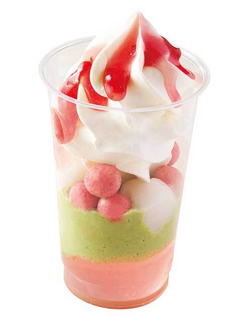 東京ディズニーシー　【リバティ・ランディング・ダイナー】イースターサンデー（さくらゼリー＆抹茶とホワイトチョコレートのムース） 500円 白玉やストロベリーチョコレートがコーティングされたお麩などが入った和スイーツ（2015.4/1～6/23）。©Disney