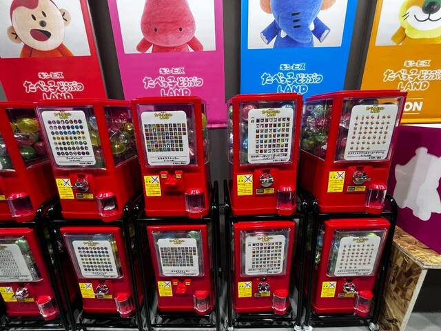ずらりと並ぶカプセルトイ