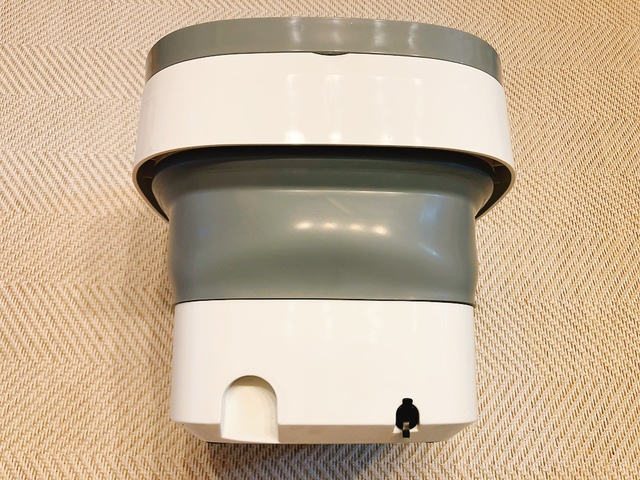【3COINS 折りたたみミニ洗濯機】本体の裏側に電源の差し込み口があります