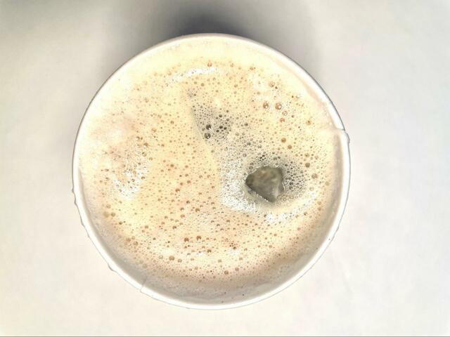 【アールグレイ ティー ラテ】上からはちみつをトッピングして優しい甘さをプラス！