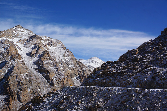 いよいよ峠越え。世界で二番目に標高が高いと言われる自動車道を通る。