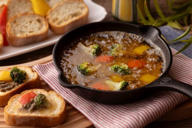 「カニ味噌アヒージョ」＜期間：2025年11月1日～＞【【予約受付中】焼き・蒸し・揚げも！贅沢なカニ料理を食べ放題で楽しめる豪華バイキング「大江戸 カニづくしバイキング」開催！】