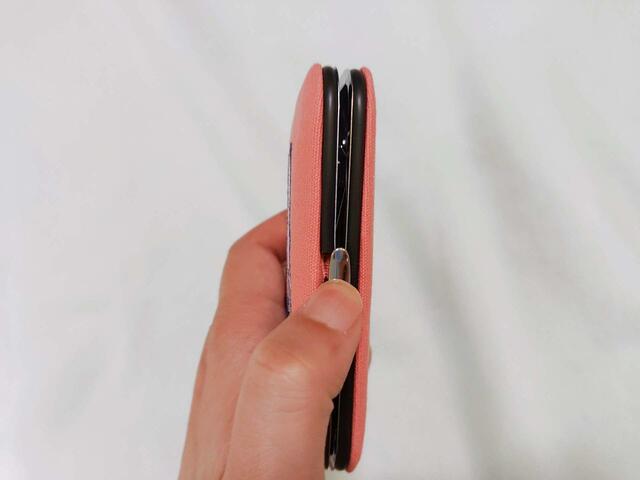 指で押してパカッと開くケース仕様