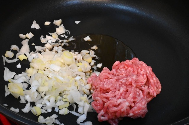 【ボンカレー公式アレンジレシピ「マーボーカレー」】長ねぎ、豚ひき肉を炒める