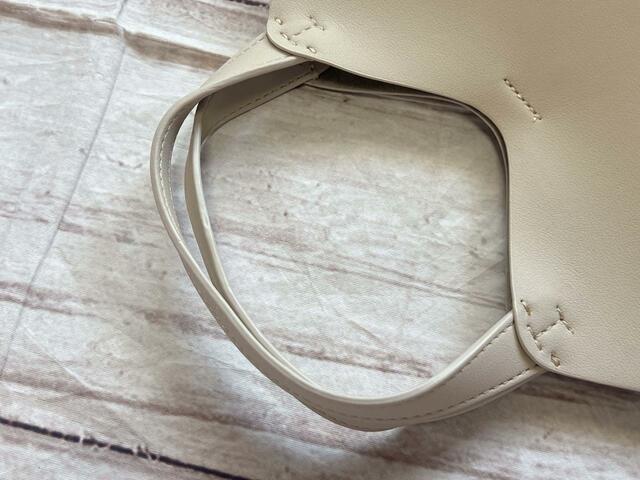 持ち手の長さは短めですが、薄手の服であれば肩がけもできます