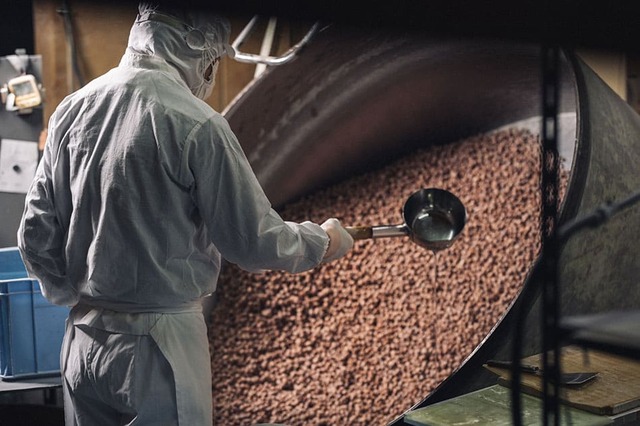 【創業スト―リー】「楽豆屋/冨士屋製菓本舗」は大正から続く老舗豆菓子店。昔ながらの製法で職人が丁寧につくる豆菓子は、国産の素材にもこだわり、100年にわたる伝統の味を楽しむことができます。