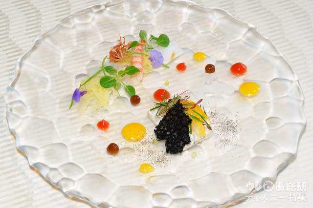 縞鯵のマリネ パプリカのクーリとシトラスフォーム アオリイカのグリルと才巻海老を添えて|オチェーアノ“ディズニー・パイレーツ・サマー” ディナーコース(2017)