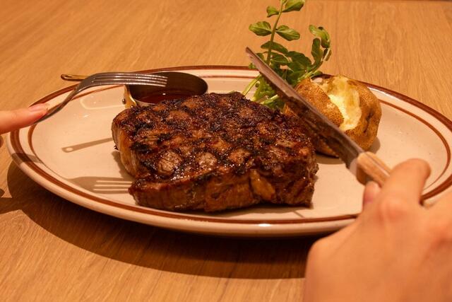 【サラダバー&グリルレストランSizzler(シズラー) 1ポンドステーキ】迫力満点&食欲をそそる香りと焼き目のステーキをいただきます！