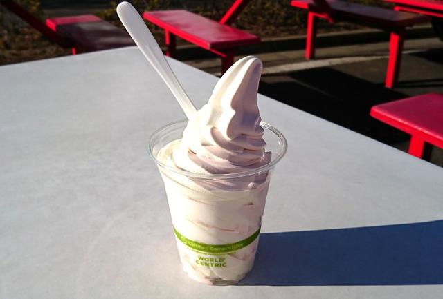 【コストコ　ソフトクリームミックス（北海道&ルビーチョコ）　240円】ミルク味とルビーチョコ味のハーフ＆ハーフ