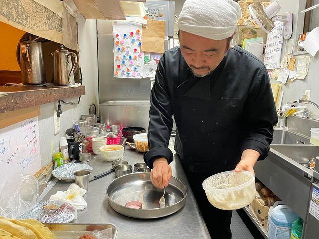 【南インド料理 葉菜hana】副菜を1品1品盛りつけていく吉田哲平シェフ。厨房に入らないと見ることができないが、カウンターに座れば少しだけ覗けるかも