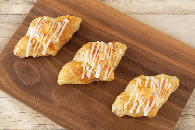 「白桃と紅茶のクロワッサン」＜期間：2025年7月3日〜＞【【神戸メリケンパーク】ベーカリーカフェの“自家製パン食べ放題ランチ”に「桃のパン」＆「紅茶のパン」が夏限定で登場！】