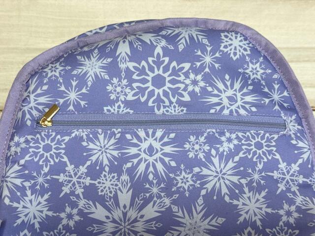 リュック内側のバック側にはファスナーポケット付き