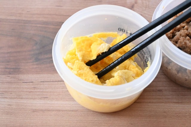 【つくりおき食堂「5分で完成するそぼろ弁当」】卵は箸だと混ざりにくいのでフォークを推奨。