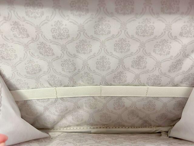 【nanakoななこがさらに本気で作った leur charme COSME POUCH BOOK BLACK】フロント側にはゴムバンドが4つ