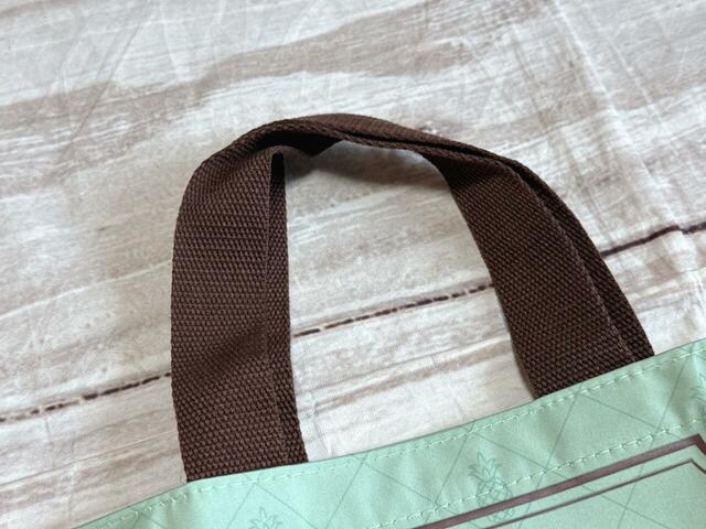 持ち手は短め。ハンドバッグ風や手持ちで持てる長さです