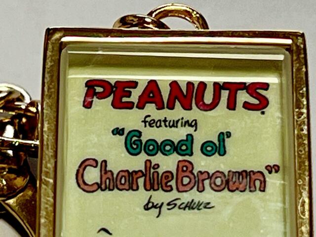 カラフルなPEANUTSのロゴがキュート！