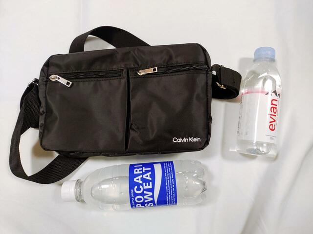 【Calvin Klein（カルバン・クライン）ショルダーバッグ】500mlペットボトルは横に収納できる