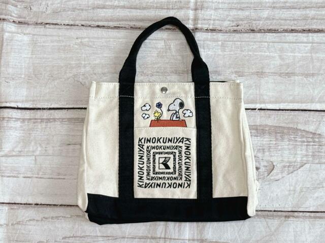【PEANUTS×紀ノ国屋】スヌーピー　ランチバッグ　ドッグハウス（持ち手：ブラック）／税込3,850円