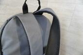 肩紐の裏側はメッシュ素材で通気性も良い