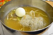 サムギョプサル専門店の冷麺。ご覧の通り、盛り付けにはあまり気をつかっていない