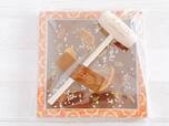カルディオリジナル「フルーツデコレーションチョコレート 88g」１枚（サイズ：13.5cmｘ13．5cm）1,134円（税込）ハンマー付き