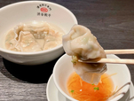 【渋谷餃子 新宿西口店】水餃子を黒酢しょうゆにつけてもいける