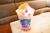 チョッパーの桜舞うピーチヨーグルト・フラッペ 850円|ユニバーサル・スタジオ・ジャパン「ワンピース・プレミア・サマー2023」スペシャルメニュー
