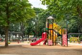 【府中の森公園】「もり公園にじいろ広場」（遊具広場）は施設もバラエティに富んでいる