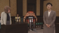 「さるかに合戦」裁判で証人として出廷した猿の妻を尋問する検察官(小林聡美)