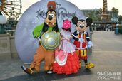 『キングダムハーツ』のコスチュームを着たミッキーとグーフィーのグリーティング