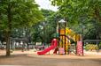 【府中の森公園】「もり公園にじいろ広場」（遊具広場）は施設もバラエティに富んでいる