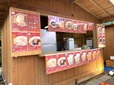 タピオカドリンクや胡麻団子などのデザートの売店