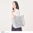 【『cookpad plus（クックパッド プラス）』2026年夏号（扶桑社）】サイズは幅45×高さ35×マチ14.5cm、耐荷重は10kg、持ち手もラクに肩掛けできる長さ。