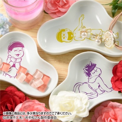 おやつに埋もれる6つ子たち！「おそ松さん×伝統工芸」松型の豆皿が発売